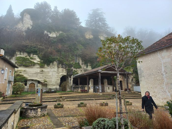 in een rots uitgehakte kerk in Aubeterre-sur-Dronne