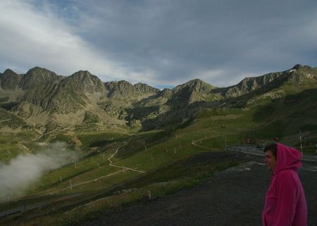 Laura hoog in de bergen in Andorra