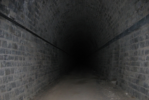 we lopen de tunnel in