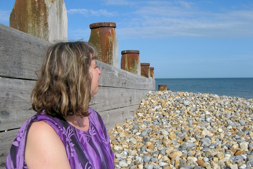 Laura aan het strand in Eastbourne