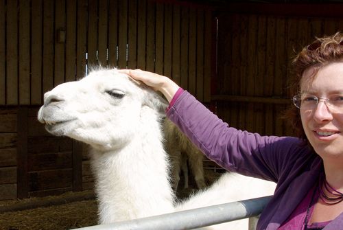 Laura aait een lama