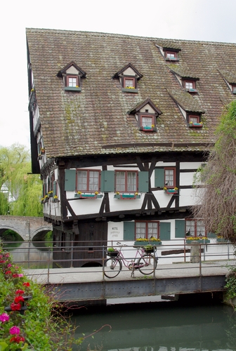 Schiefes Haus